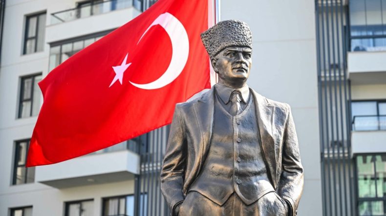 Bornova’nın Yeni Meydanı Törenle Hizmete Açıldı: İlber Ortaylı ve Deniz Yücel Katıldı