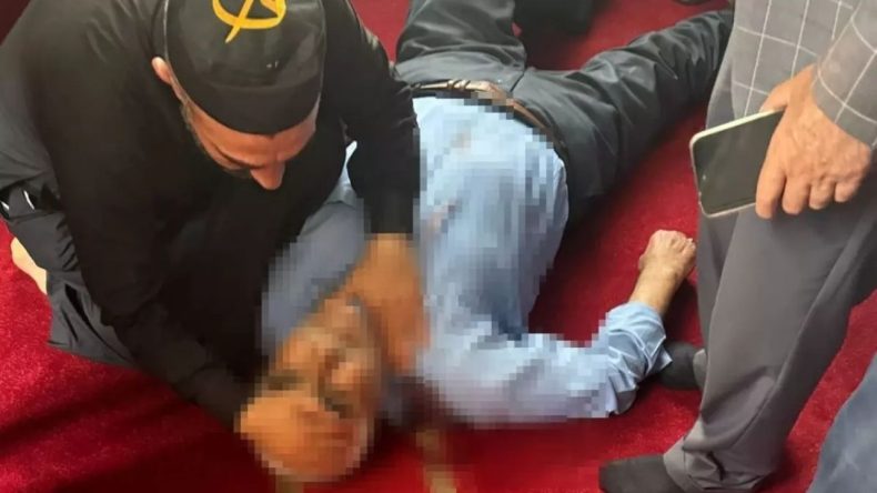 Cami içinde kanlı saldırı: Namaz kılarken bıçaklandı