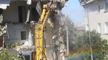 Deprem Riski Altındaki 35 Daire Yıkıldı