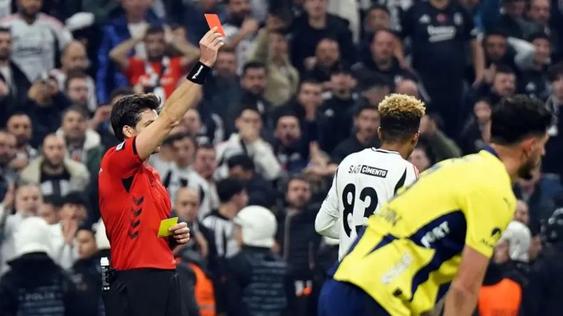 Derbi Öncesi Dikkat Çeken Veri: Beşiktaş, Fenerbahçe Maçlarında Çok ‘Kızarıyor’