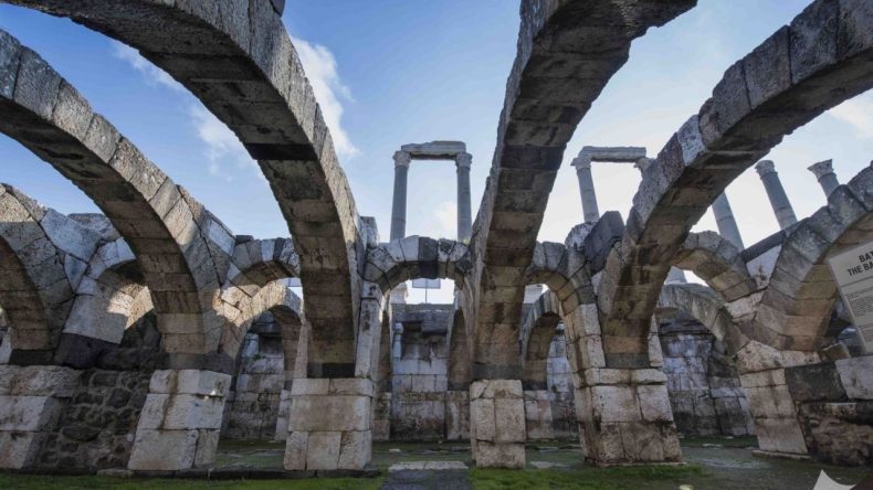 İzmir’in Kalbinde Açık Hava Müzesi: Smyrna Agorası’na Ulaşım Rehberi
