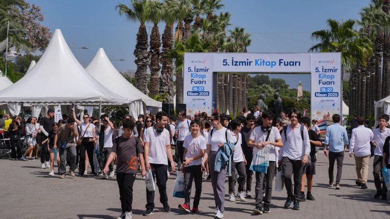 İzmir Kitap Fuarı’nda Son Gün: Ziyaretçilere Unutulmaz Bir Deneyim Sunuldu