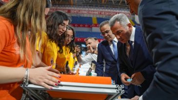 İzmir’de Öğrenciler Dijital Yeteneklerini Sergiledi: 300 Proje İncelendi