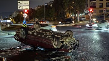 İzmir’de Trafik Kazası: İki Otomobil Çarpıştı