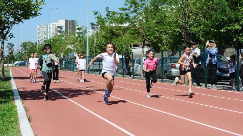 Karşıyaka’da Atletizm Şenliği: Minikler piste çıktı, kıyasıya yarıştı