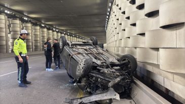 Konak’ta trafik kazası: Kontrolden çıkan otomobil takla attı