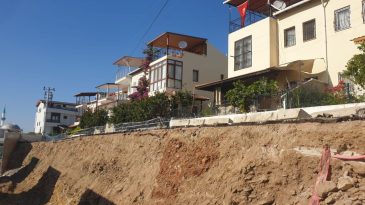 Menderes’te Çöken İstinat Duvarı Aylardır İnşa Edilmedi: Site Sakinleri, “Başkan Söz Verdi Ama Yapılmadı” Dedi
