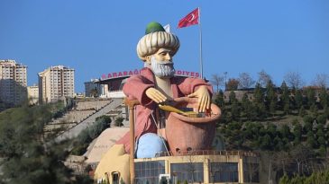 Türkiye’nin En Yüksek İkinci Heykeli İzmir’de: Nasreddin Hoca Heykeli Nerede? Nasıl Gidilir?