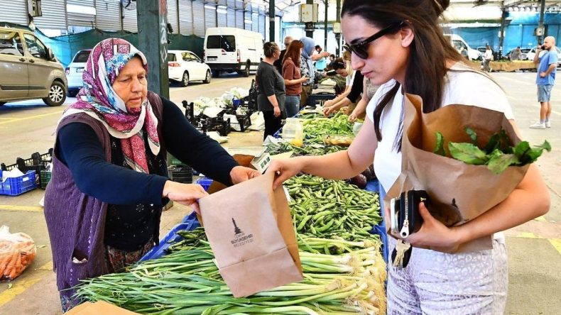15 Yıldır İzmirlilere Sağlıklı Ürünler Sunan Pazar: Ürünler Yok Satıyor