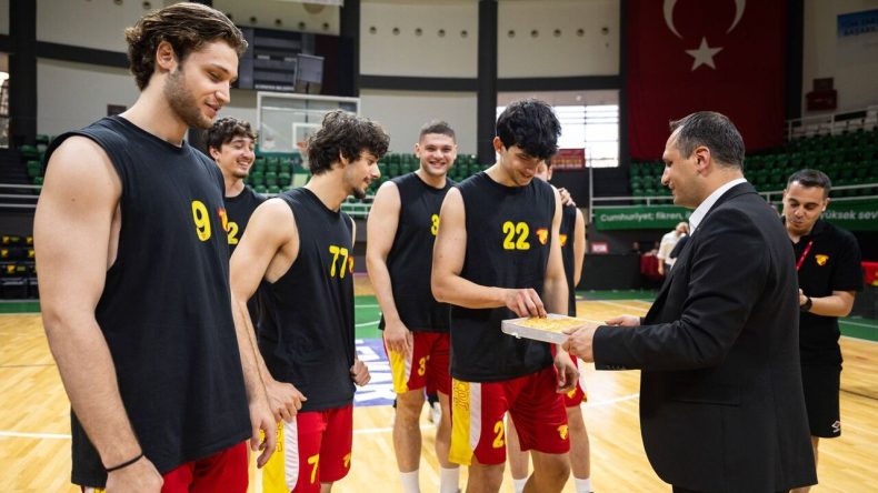 Başkan Eşki’den Göztepe’ye moral ziyareti: Baklava ikram etti, başarılar diledi
