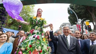 Bayındır’ın Çiçekleri İzmir’in Gururu: Başkan Tugay’dan Festivalde Övgüler