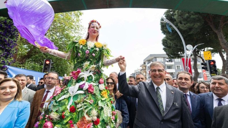 Bayındır’ın Çiçekleri İzmir’in Gururu: Başkan Tugay’dan Festivalde Övgüler