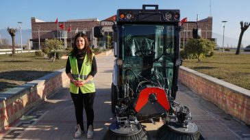 Belediye filosu güçleniyor: Kemalpaşa’nın yolları pırıl pırıl olacak