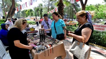 Bornova renkleniyor: Anneler Günü’ne özel el emeği sergisi başladı