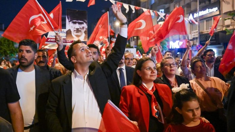 Bornova Sokakları Gençliğin Coşkusuyla Dolaştı