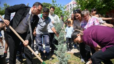 Bornova’da Engelliler Haftası Etkinlikleri: Ağaç Fidanları Toprakla Buluştu