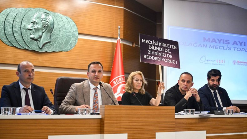 Bornova’da kadınlar omuz omuza: CHP’li Özkan’a hakaret edilmesine tepki gösterdiler