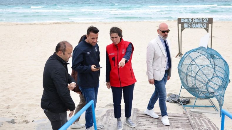 Çeşme’nin plajları yaz sezonuna hazırlanıyor