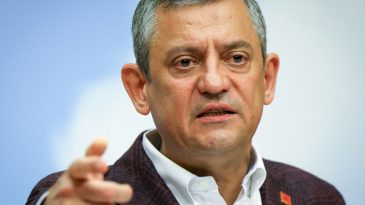 CHP Genel Başkanı Özgür Özel’e Cenaze Töreninde Saldırı: Tepkiler Gecikmedi