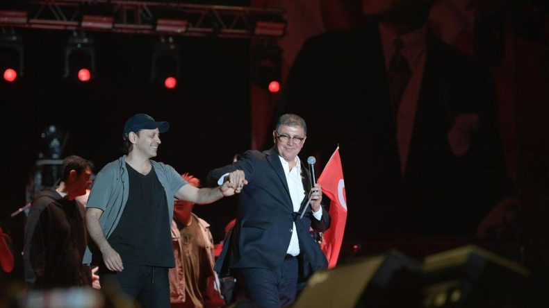 CHP İzmir Mitinginde Duman Rüzgarı: Tugay’dan Güçlü Bir Mesaj