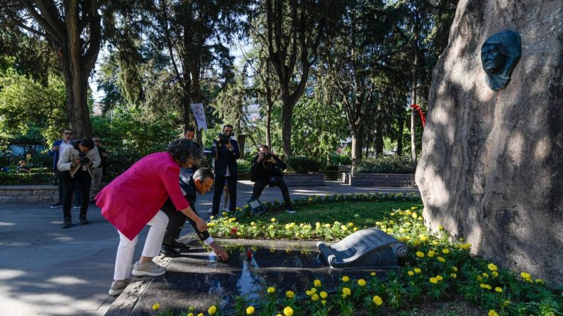 CHP Lideri Özgür Özel İzmir’de: Zübeyde Hanım’ın mezarını ziyaret etti