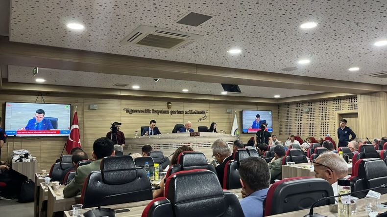 CHP’li Meclis Üyesinden “Belediyecilik” Açıklaması: Menemen’de Melih Gökçek Dönemi!