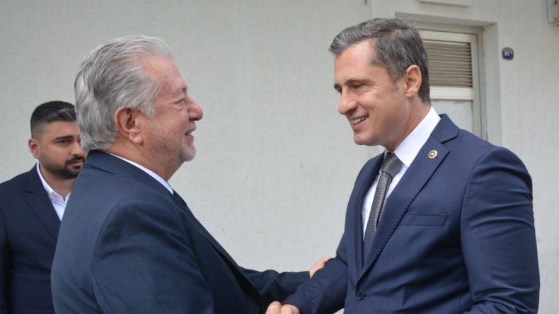Deniz Yücel’e Esnaftan Sıcak Karşılama: İzmir İçin Bir Şans Olduğunu Düşünüyoruz