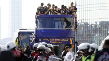 Fenerbahçe Taraftarlarıyla Buluştu: Şampiyonluk Coşkusu Sokaklara Taşındı