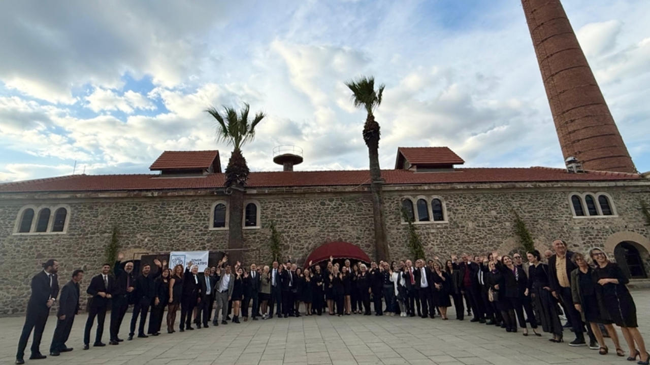 İzmir İnisiyatifi Aile Fotoğrafı