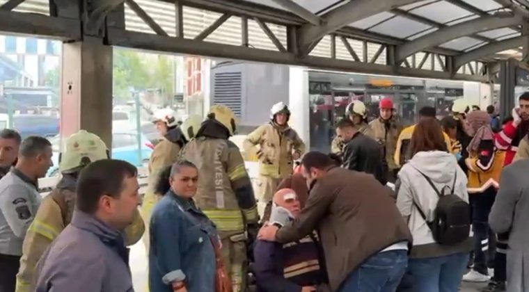 İki metrobüs çarpıştı: Olay yerinde yaralılar var