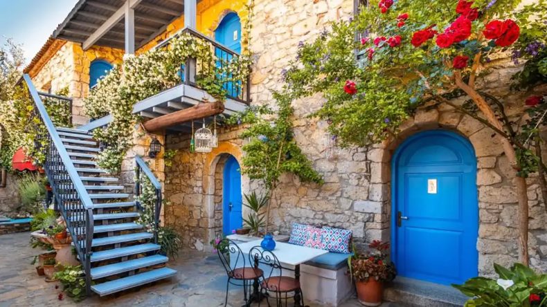 İzmir’in 250 Yıllık Taş Evleri: İki Katlı Yapıları ve Çiçeklerle Bezenmiş Duvarlarıyla Göz Dolduruyor