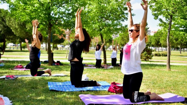 İzmir’in 8500 Yıllık Tarihinde Ücretsiz Yoga Etkinliği: Matını Al Gel