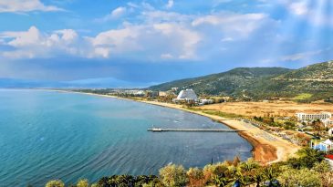 İzmir’in Bu Plajında Kalabalık Derdi Yok: Bodrum’u Çeşme’yi Aratmıyor, 7 Kilometre Uzunluğu ile Tam Bir Doğa Harikası