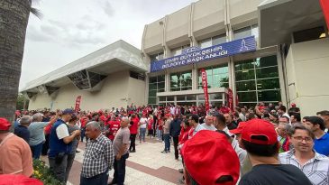 İzmir Büyükşehir Belediyesi’nde Grev Kararı: “Ödenen Parayla Horoz Dahi Kesemeyiz”