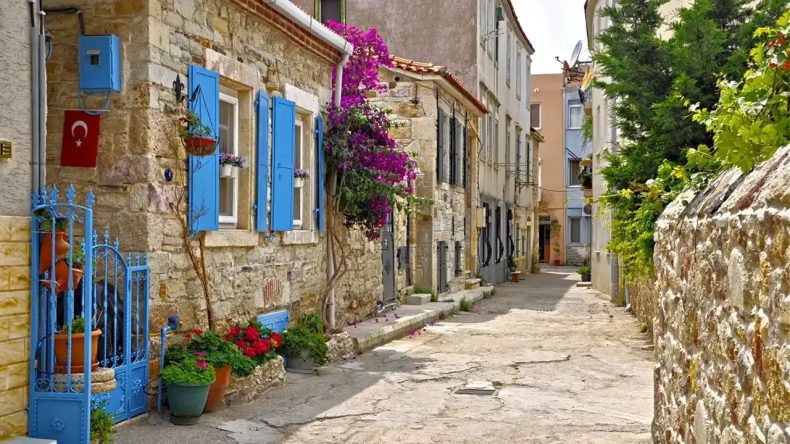 İzmir’in denize açılan eşsiz ilçesi: Foça