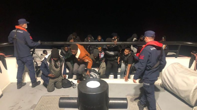 İzmir Dikili’de Düzensiz Göçmenlere Operasyon: 28 Kişi Kurtarıldı