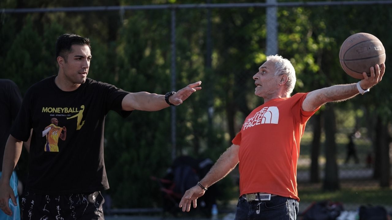 Emekli basketbolcular oyun anında
