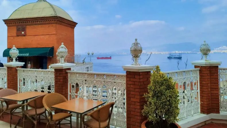 İzmir’in Gözbebeği: Tarihi Asansör Kafesi’nde Manzaraya Doyacaksınız