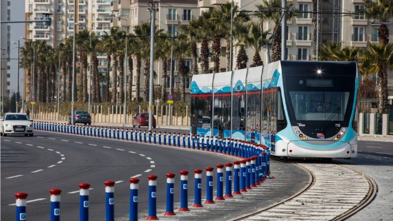 İzmir Konak Tramvayı’nda Sefer Gecikmeleri: Karayolu Araç Teması Seferleri Aksattı
