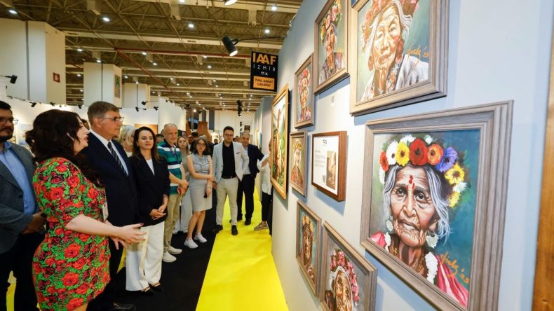 İzmir Sanat ve Antika Fuarı Kapılarını Açtı: Başkan Tugay’a Ödül