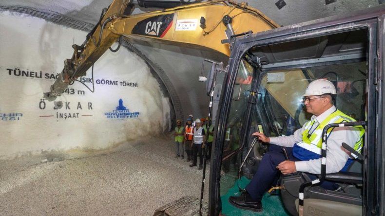 İzmir’in Trafiği Rahatlayacak: Onat Tüneli’nde Işık Göründü