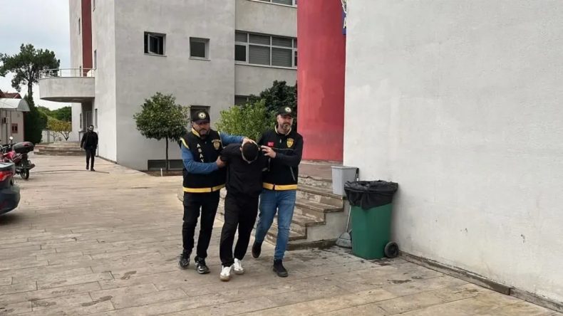 İzmir’de 14 Yıl Hapis Cezası Bulunan Hırsızlık Şüphelisi Ele Geçirildi