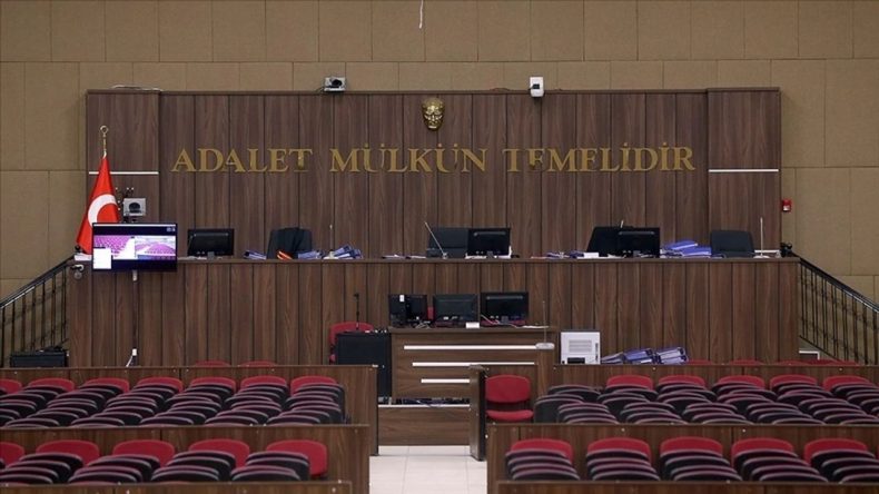 İzmir’de 69 Yaşındaki Emeklinin “Diplomasız Erdoğan” Paylaşımı Yargıya Taşındı: Yurt Dışına Çıkış Yasağı Geldi