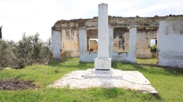 İzmir’de Atatürk’ün anısına dikilip zamanla unutulan tarihi anıt: Furunlu Köyü Anıtı