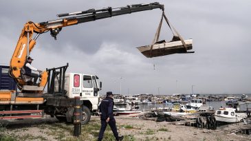 İzmir’de Atıl Tekneler Toplanarak Çevre Korunuyor