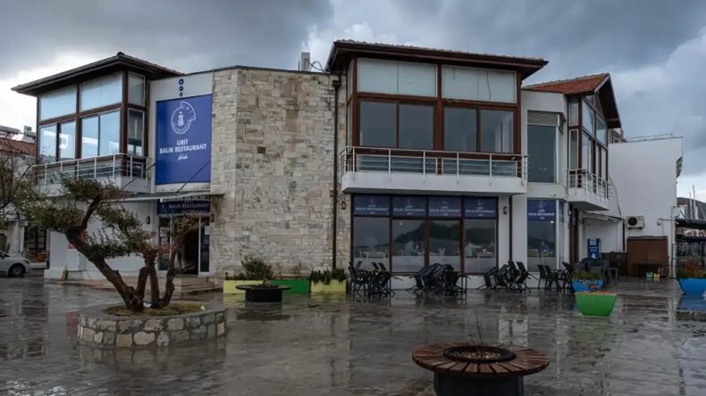 İzmir’de balık yemek isteyenlerin uğrak yeri: Deniz manzaralı bir belediye işletmesi