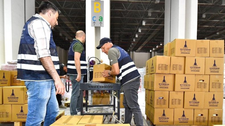 İzmir’de Bayram Yardımları Başladı: 40 Bin Haneye Gıda Kolileri Dağıtılıyor