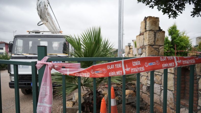 İzmir’de Beton Kemerin Altında Kalarak Hayatını Kaybeden Çift İçin Tören Düzenlendi