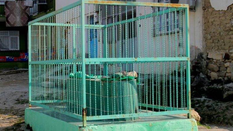İzmir’de Bir Gelenek: Türbeye Dua Edenler Leblebi Dağıtıyor!