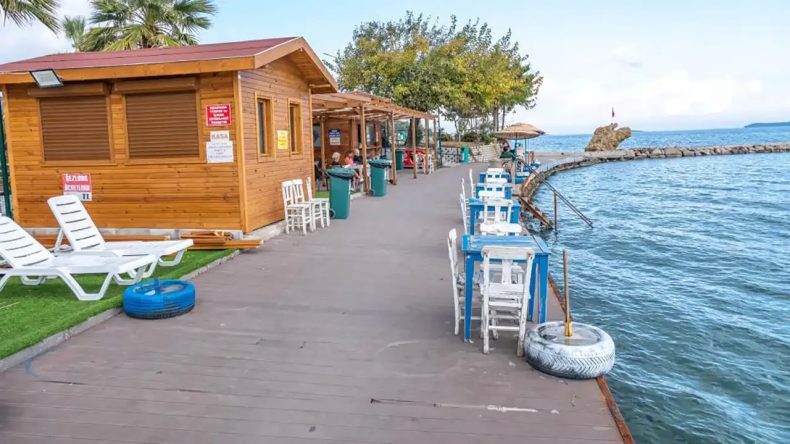 İzmir’de çayınızı içip denize atlayabileceğiniz bir mekan: ESHOT ve minibüs ile ulaşım mevcut